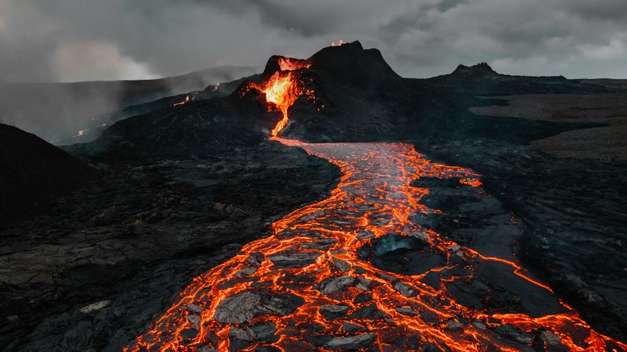earthquake vs volcanic eruption
