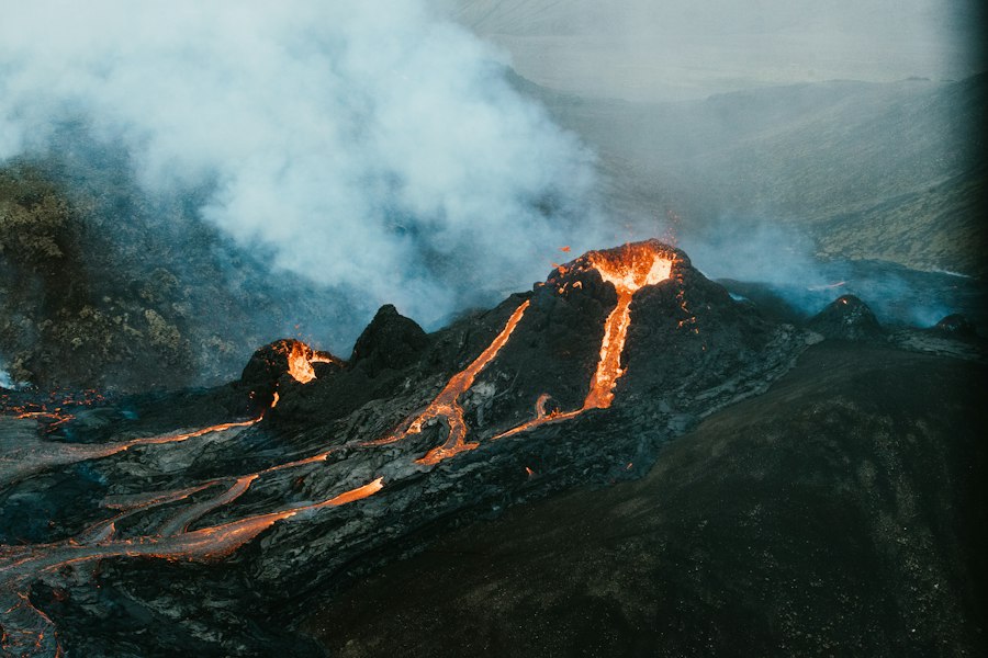 Photo earthquake vs volcanic eruption